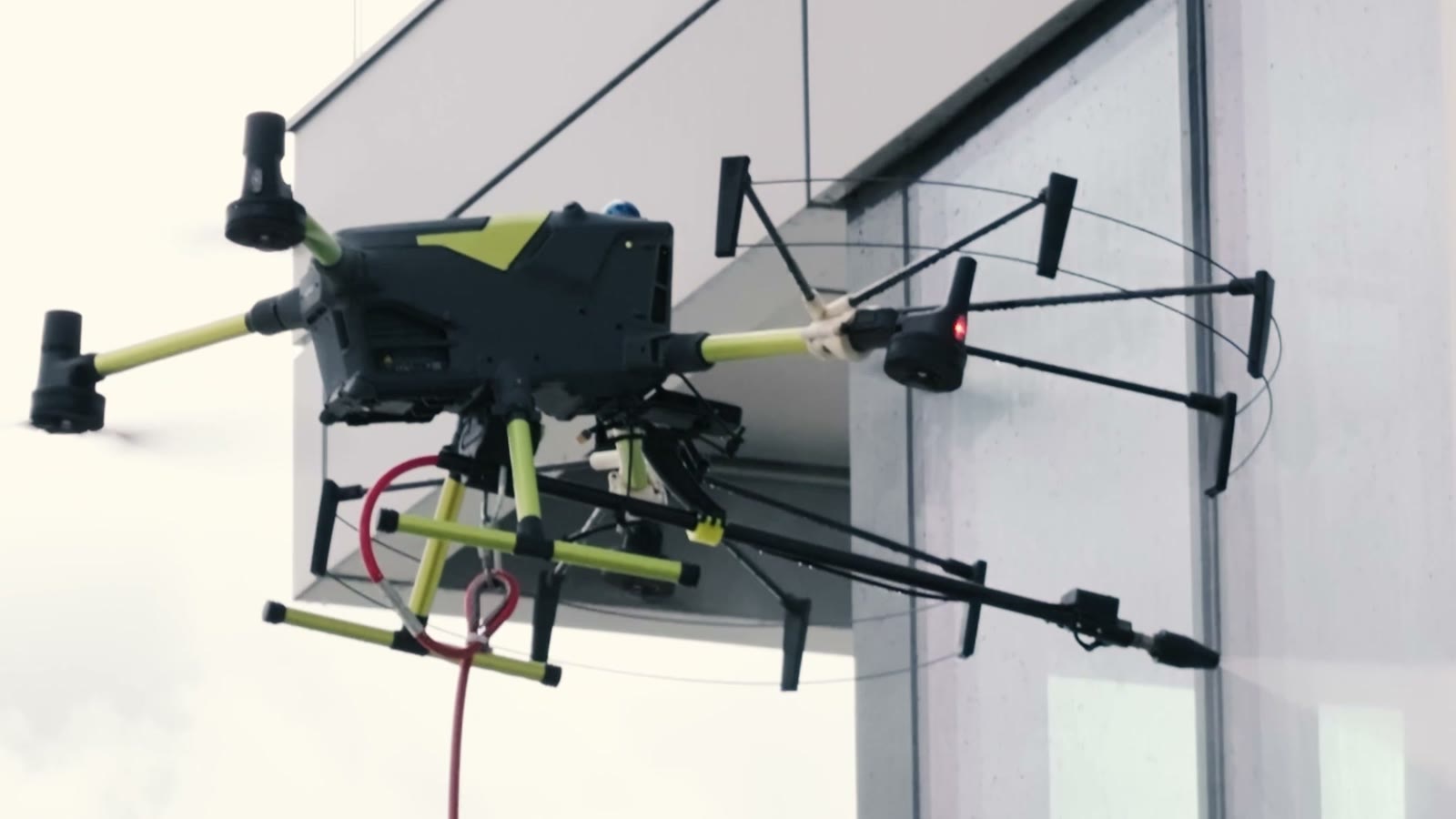 Dron z lancą do natrysku preparatów na elewację