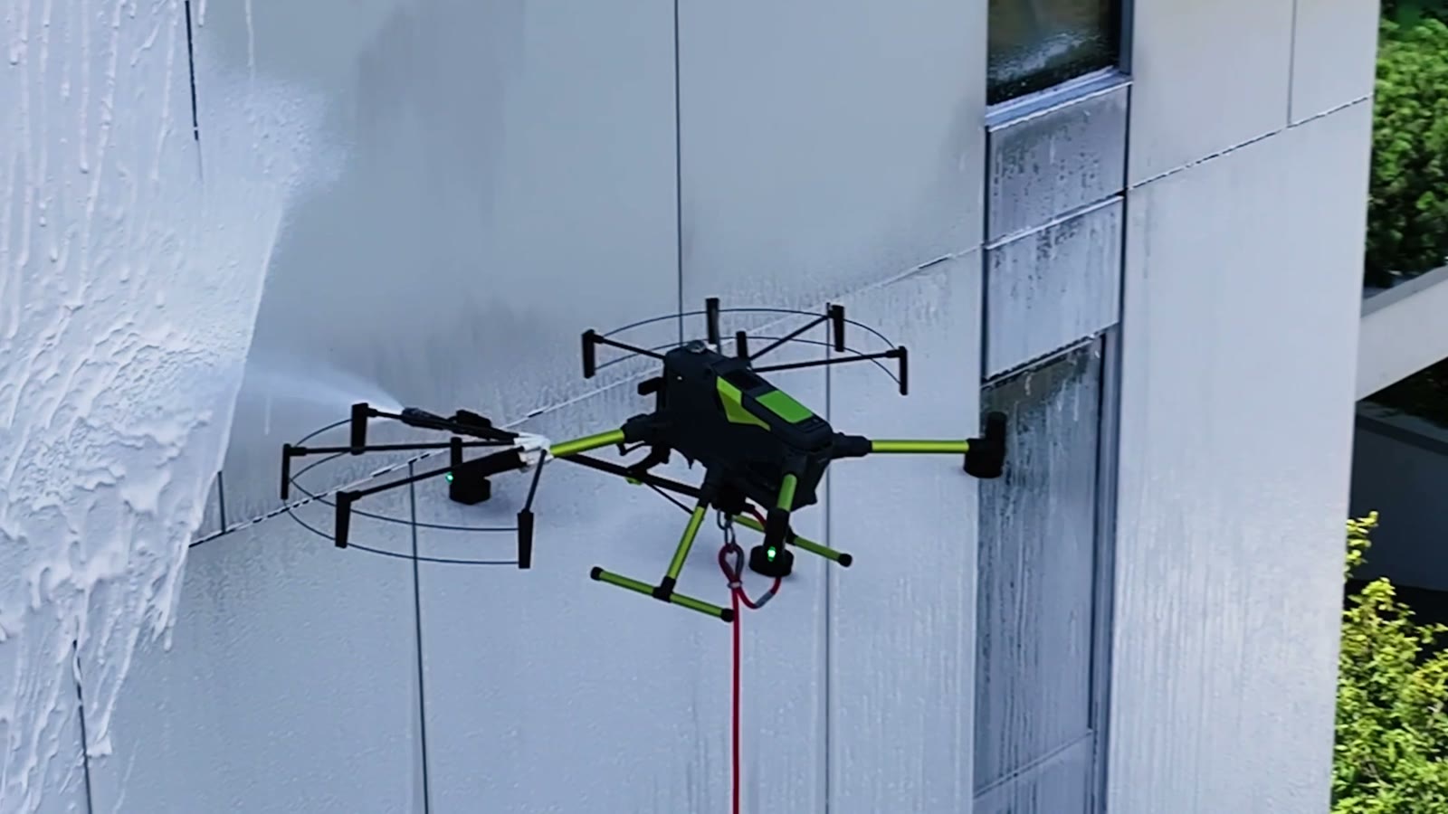 Mycie elewacji mineralnej dronem – nanoszenie piany czyszczącej