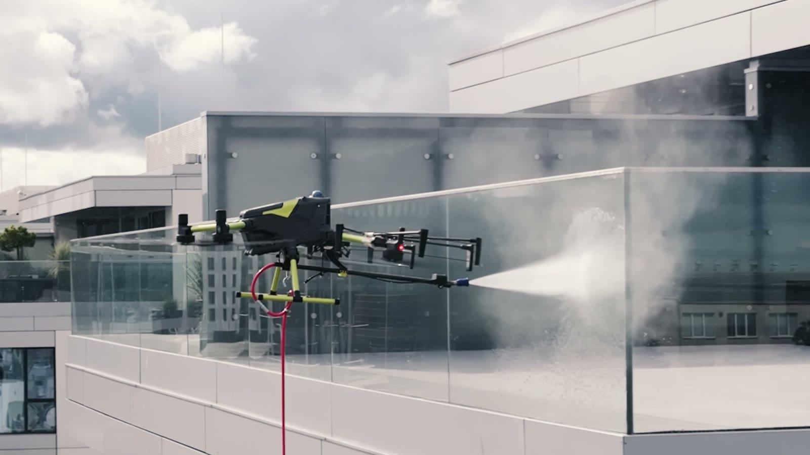 Mycie szklanych balustrad dronem