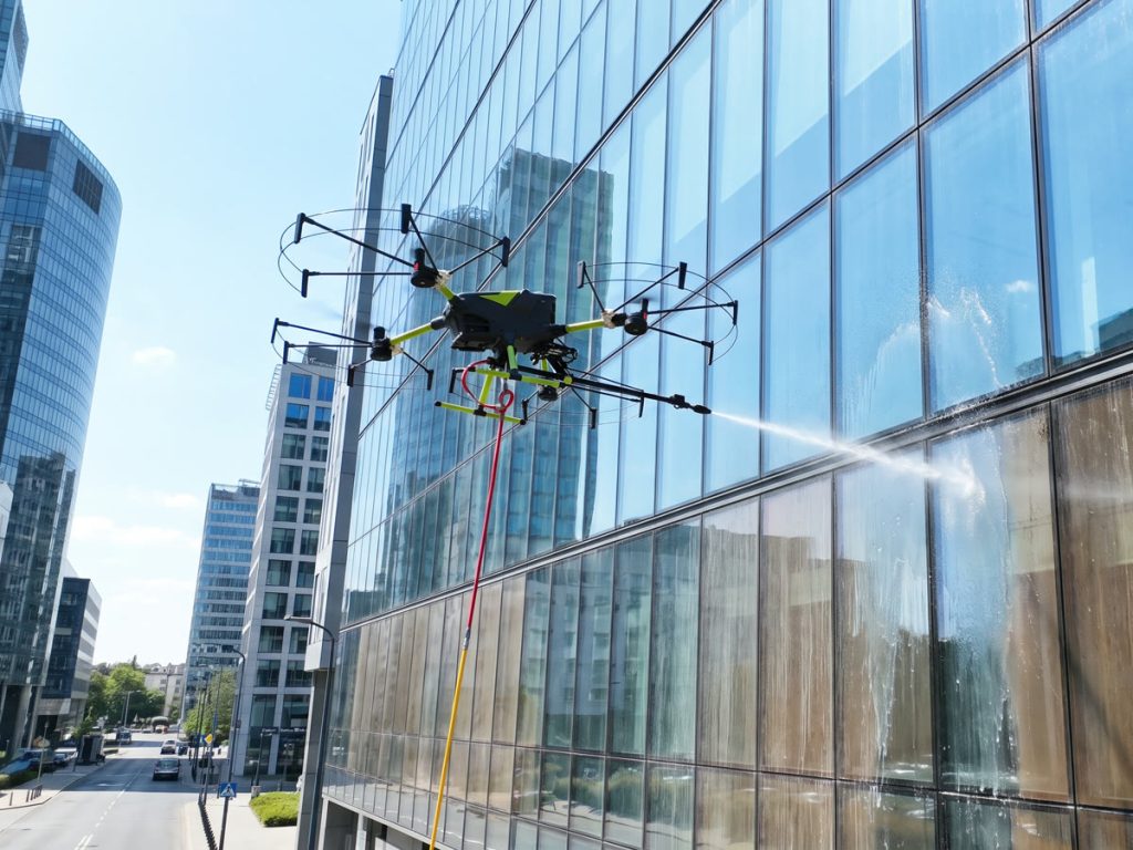 Dron myjący szklaną fasadę biurowca